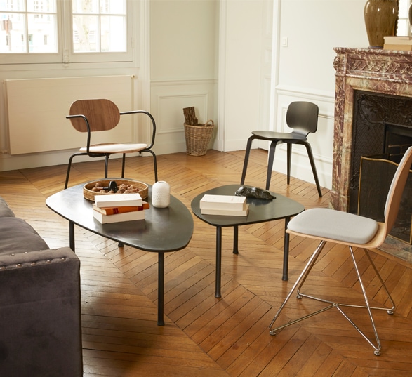 3 chaises en bois design avec deux petites tables basses et un canapé. 