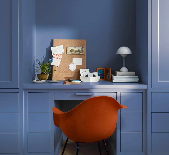 bureau individuel en bois couleur bleu nova avec un fauteuil couleur brique
