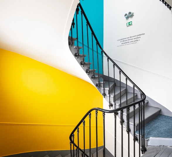 Escalier en entreprise avec des murs jaunes, blancs et bleus