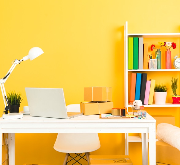 Bureau individuel blanc avec une peinture au mur jaune canari