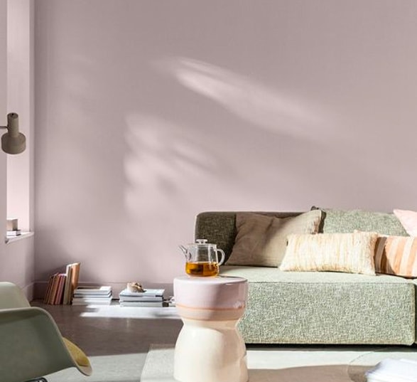 Espace salon avec un canapé et un fauteuil gris et des murs couleur tendre coton

