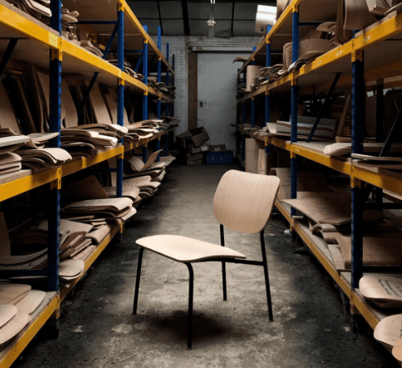Chaise de bureau en bois au milieu d'une usine de production de chaise