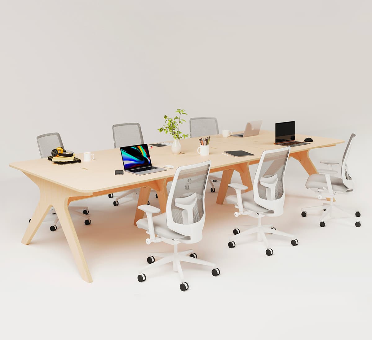 grande table de réunion en bois avec ordinateurs, carnets et six sièges de bureau gris