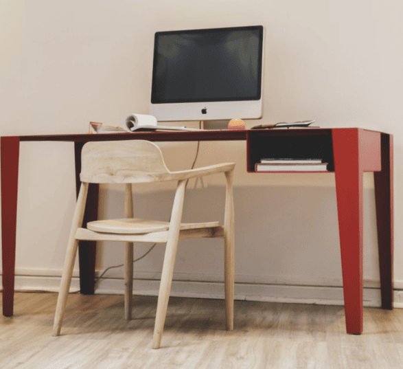 Bureau individuel en métal rouge avec une chaise en bois 