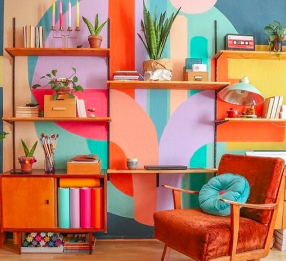 Decoração retrô em escritório com papéis de parede, móveis e objetos decorativos bem coloridos