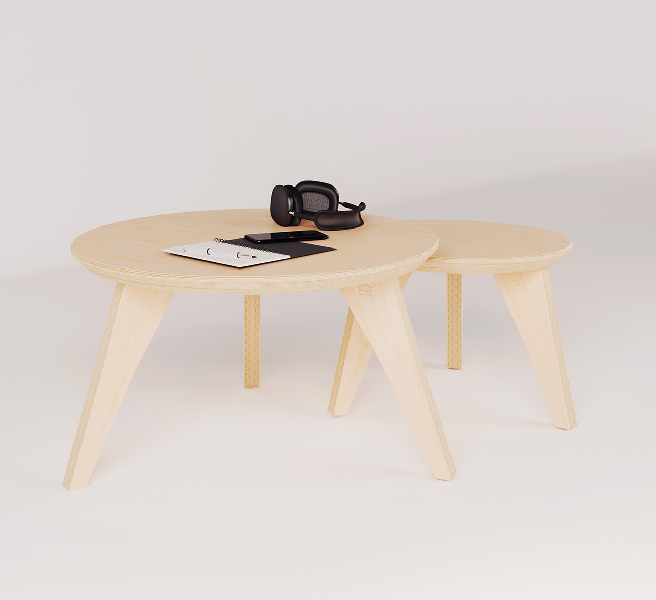 une table basse gigogne en bois avec un carnet et un casque audio