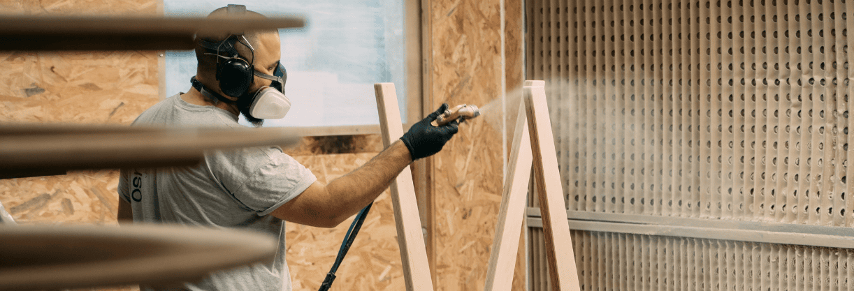 Un homme ébéniste en train de venir du mobilier de bureau