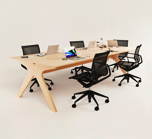 bureau en bois pour open space avec ordinateur portable et quatre sièges de bureau gris
