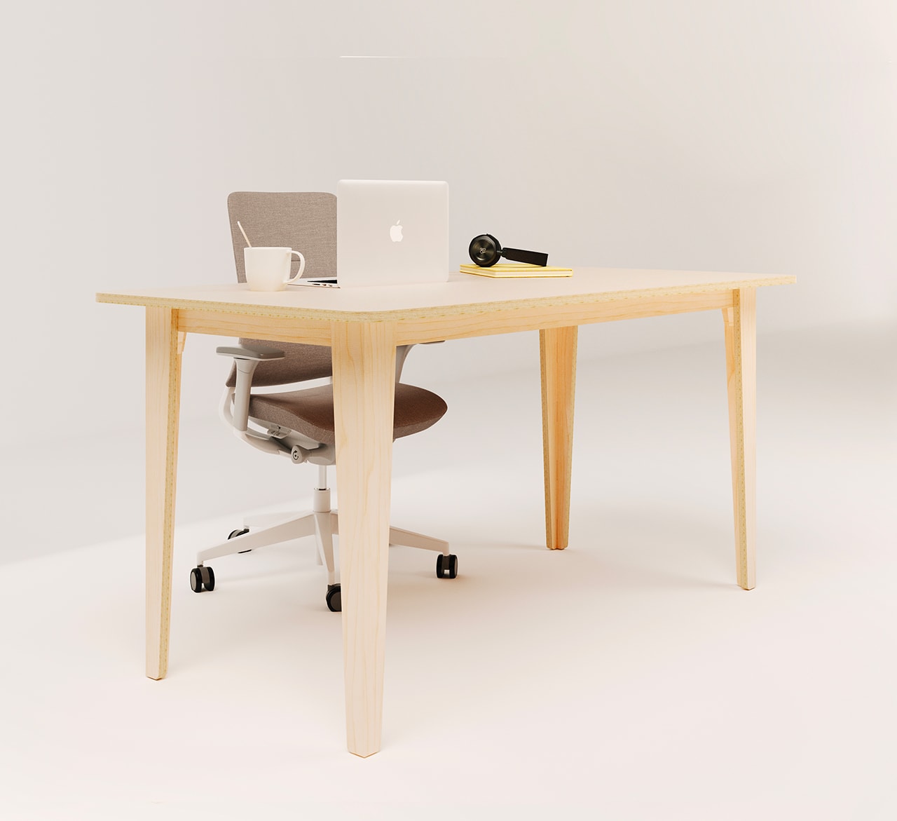 bureau droit en bois clair avec ordinateur, tasse à café et siège de bureau gris