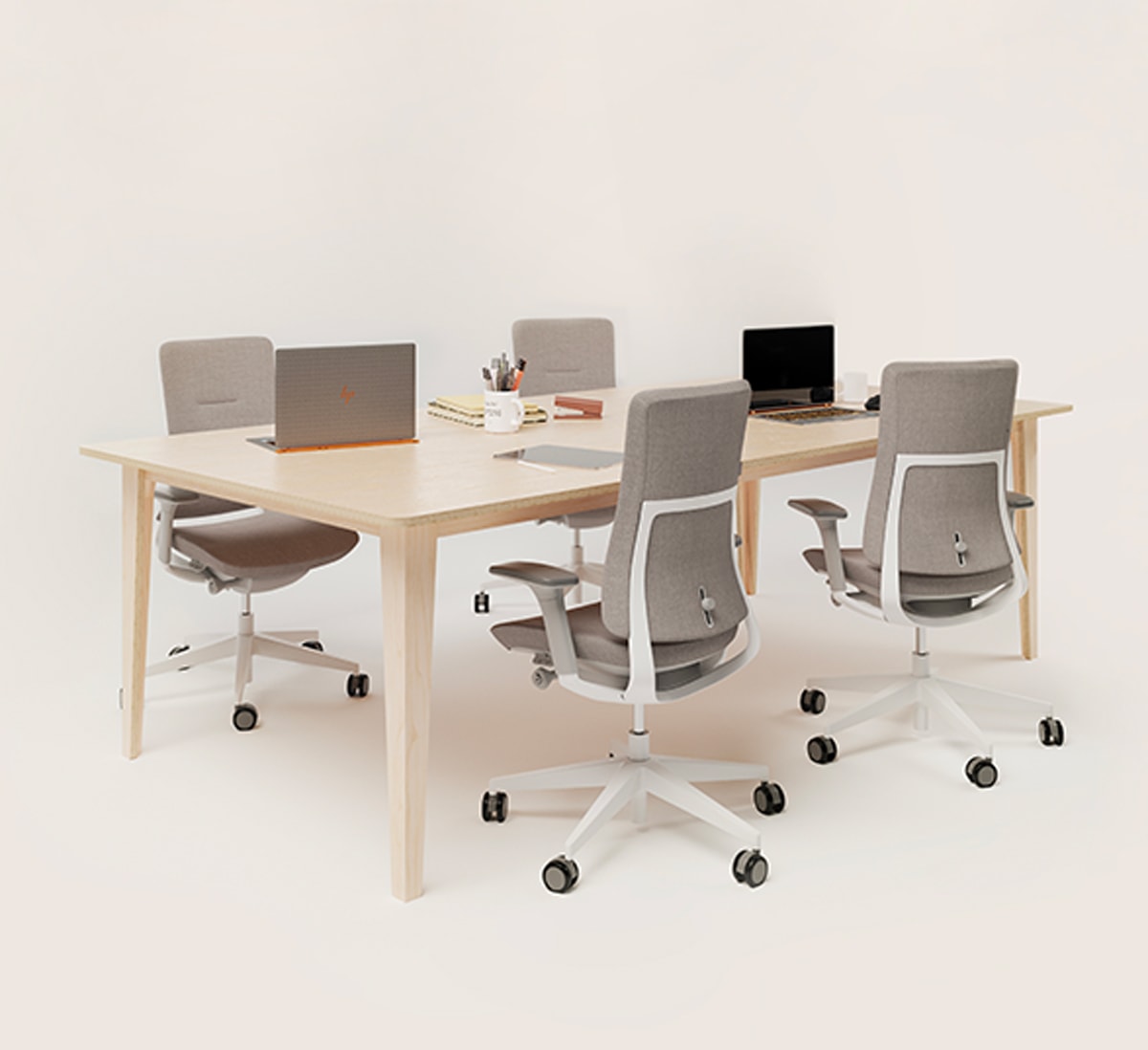 table de réunion rectangulaire en bois avec des ordinateurs et sièges de bureau gris