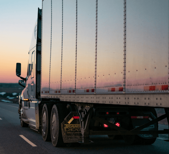 un camion de livraison de mobilier roule sur la route