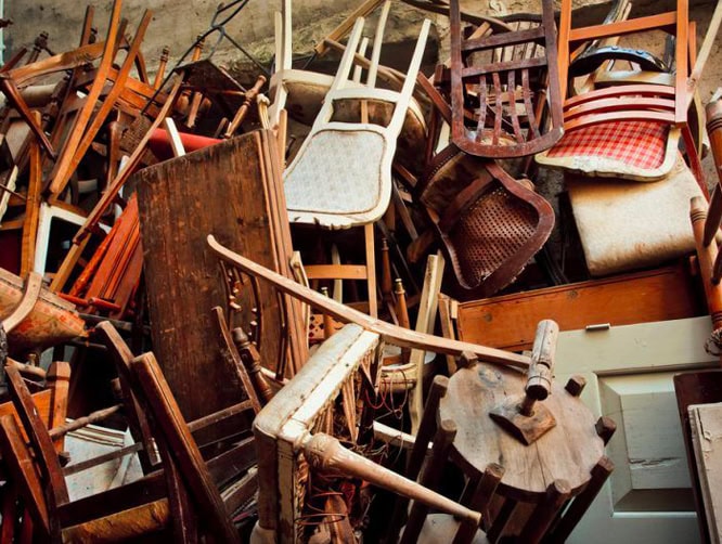 un tas de meuble en bois cassé et jeté dans une benne