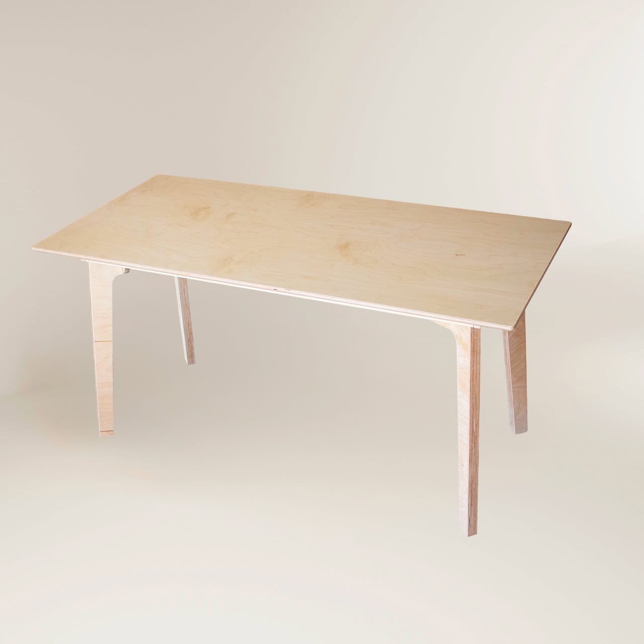 Bureau simple en bois clair sur fond neutre